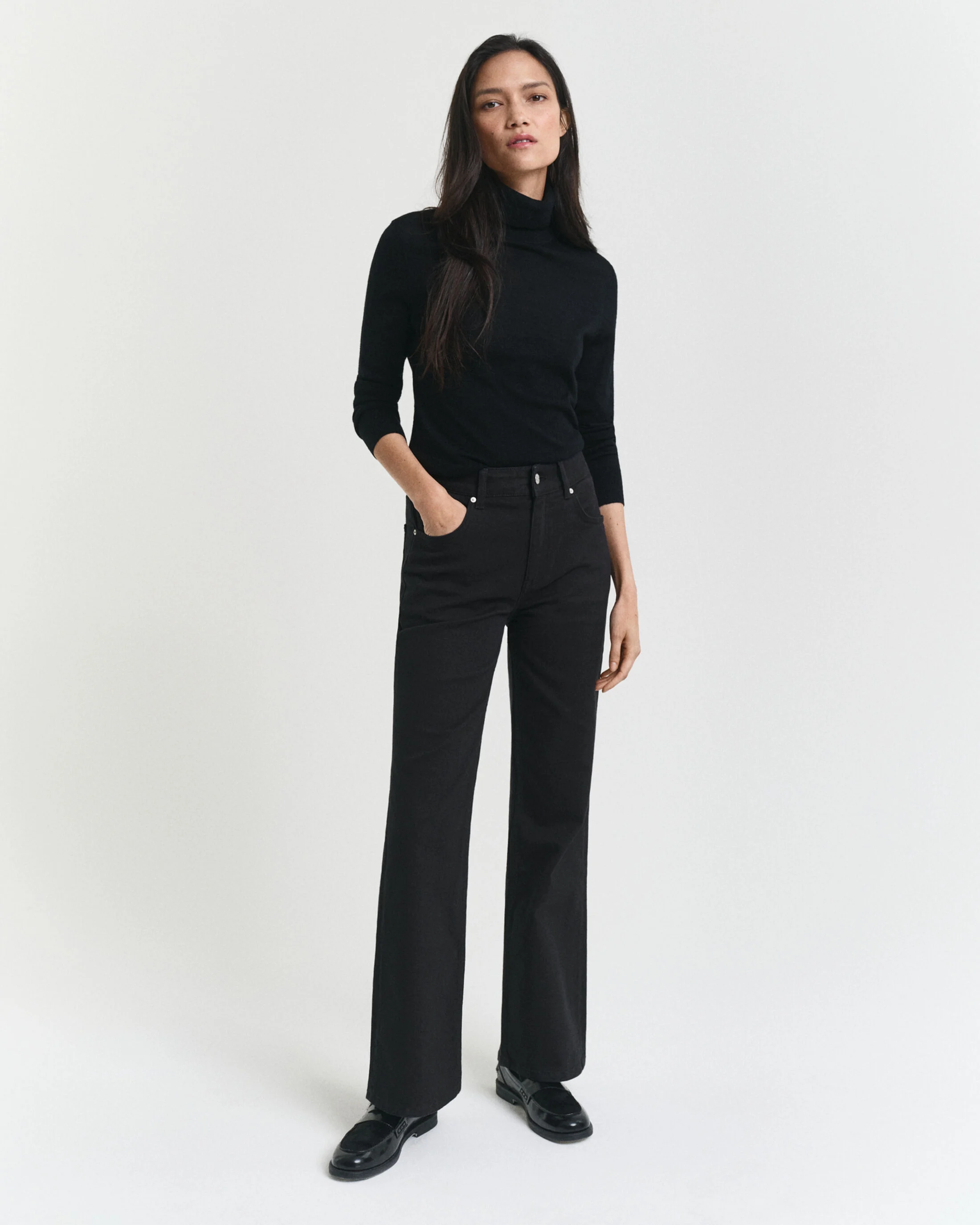 Model in black top and black pants